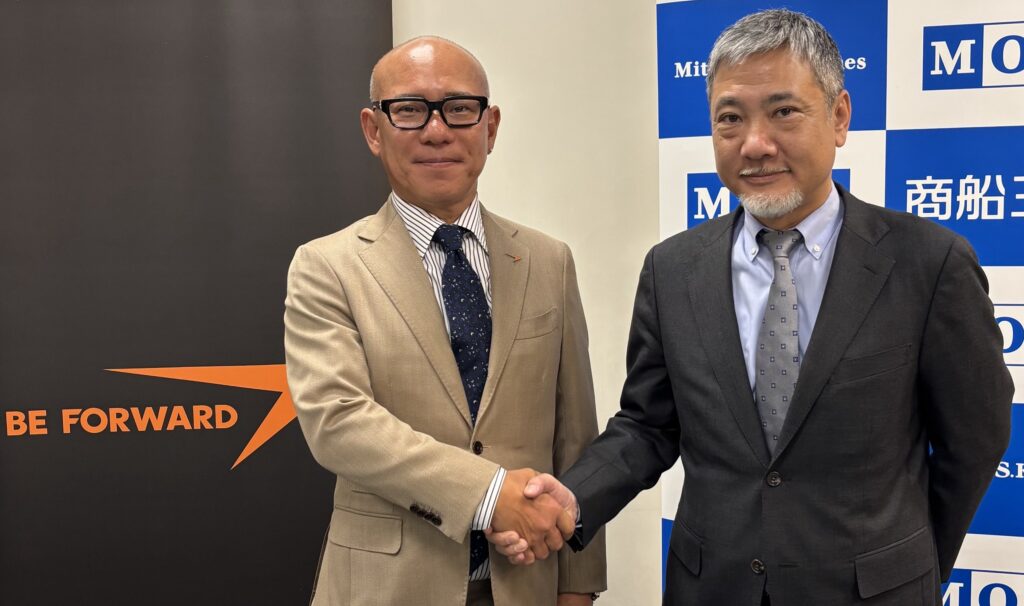 At the signing ceremony held on February 5, 2025. Left: Hironori Yamakawa, President of Be Forward Co., Ltd. Right: Norio Abe, Executive Officer of MOL.