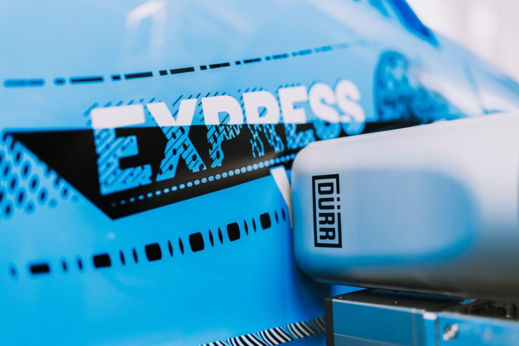 The print head has two separate ink channels that enable simultaneous two-color printing. Photo: Sascha Feuster.